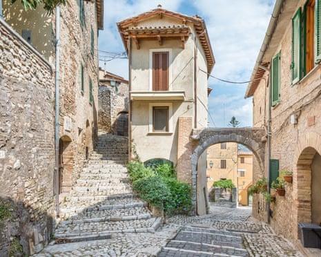Cosa vedere a Casperia: itinerario a piedi nel borgo medievale