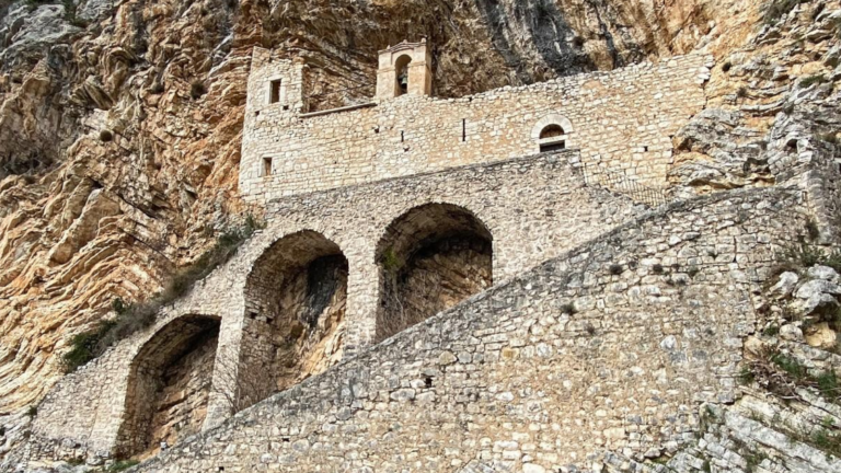 ’Eremo di San Cataldo incastonato nella parete rocciosa