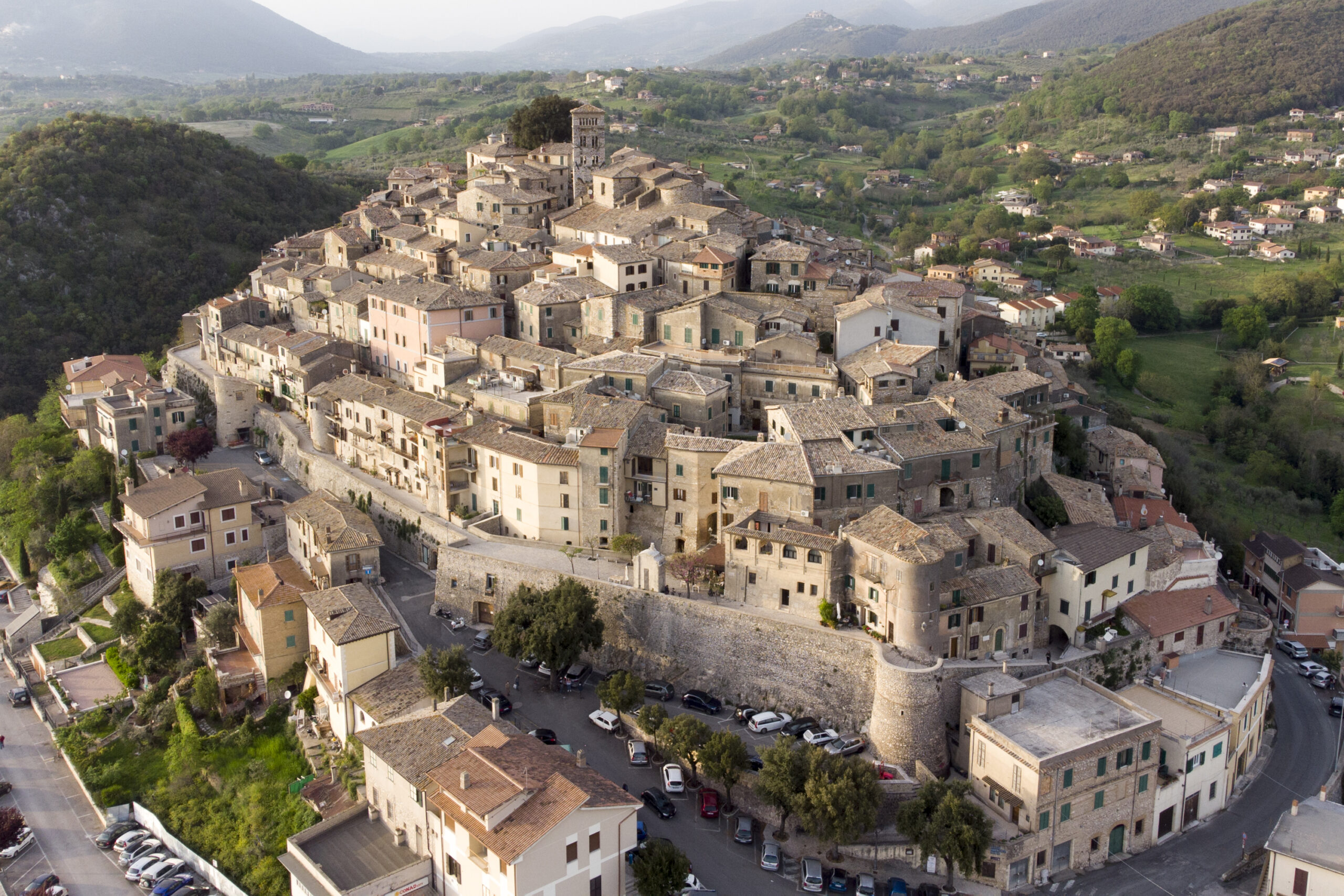 Casperia e la sua forma “a bulbo di cipolla”: storia di un borgo unico