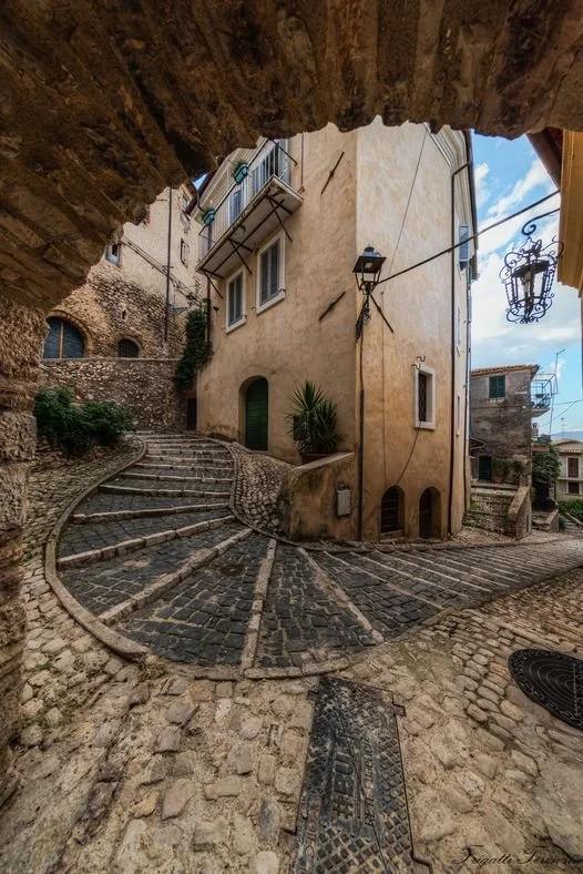 Vicolo medievale in pietra ispirato al borgo di Casperia